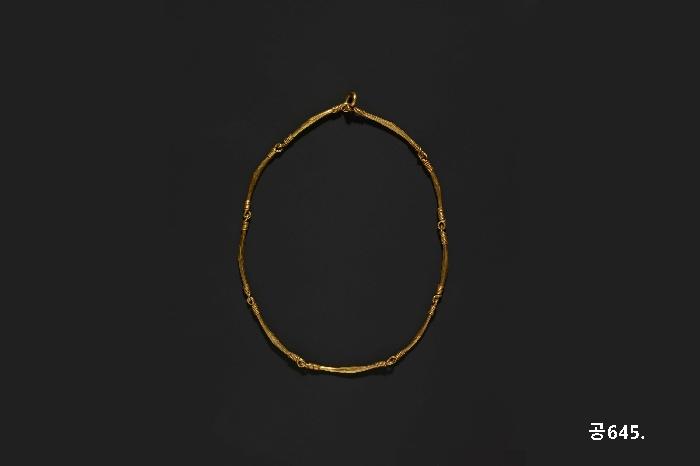 Gold Necklace (Queen)